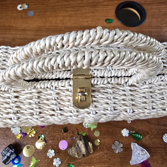 Elegant Cream Woven Handbag - Picture 2 of 10